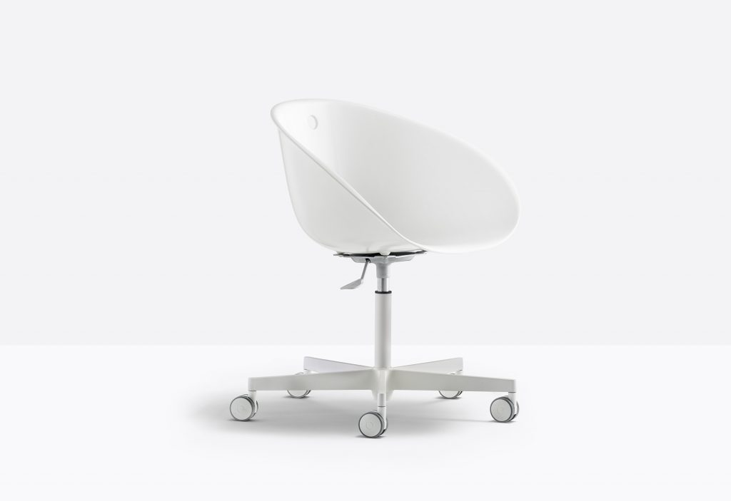 technopolymer chair with aluminium base and castors