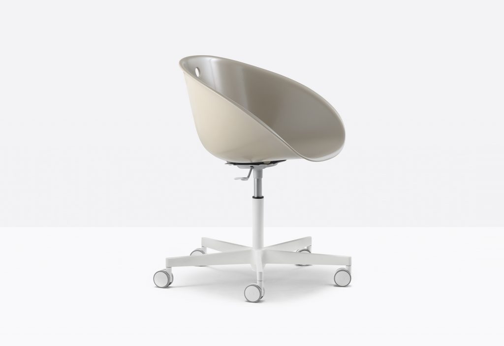 technopolymer chair with aluminium base and castors